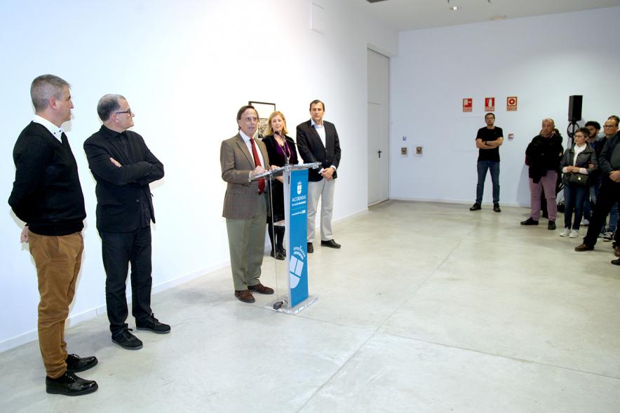 Inauguración Exposición Colección IVAM "Escribir con Luz" - Imagen del alcalde García de Vinuesa en un momento en que se esta dirigiendo al público que asiste a la inauguración de la exposición y además podemos verle acompañando de distintas autoridades. 