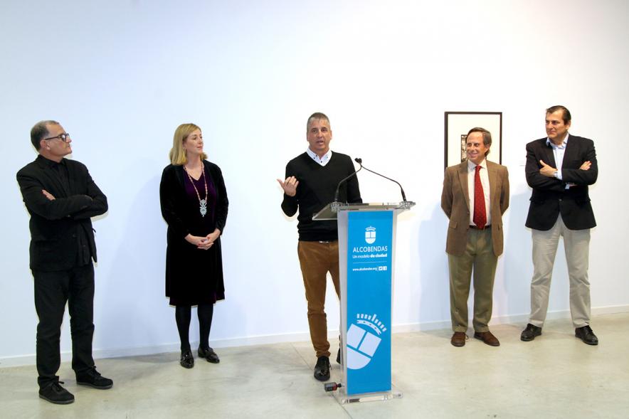 Inauguración Exposición Colección IVAM "Escribir con Luz" - Imagen de Joan Ramón Escrivá, el comisario de dicha exposición dirigiéndose al público que asiste a la inauguración y también podemos ver al alcalde García de Vinuesa y al concejal de cultura Fernando Martínez.