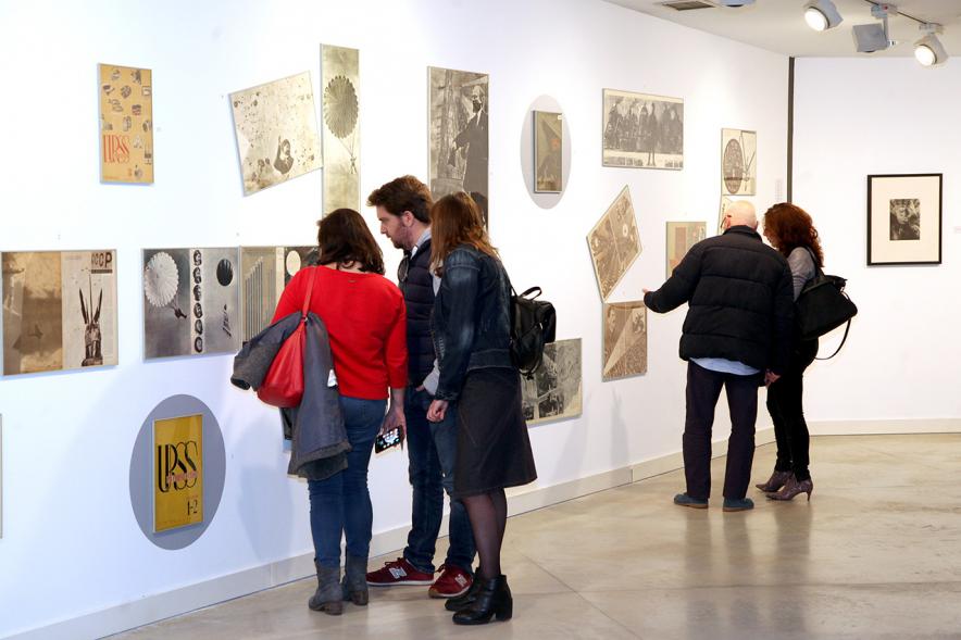 Inauguración Exposición Colección IVAM "Escribir con Luz" -  Imagen de varias personas recorriendo la exposición.
