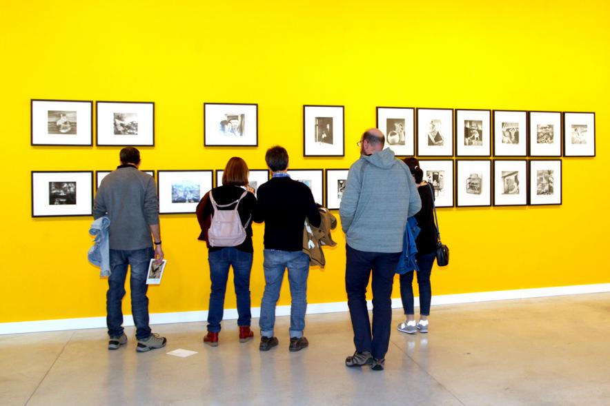Inauguración Exposición Colección IVAM "Escribir con Luz" - Imagen de varias personas recorriendo la exposición.