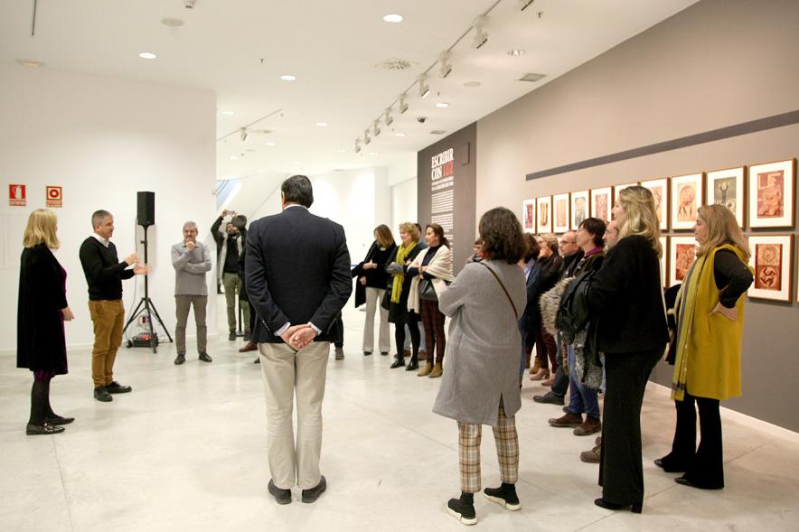 Inauguración Exposición Colección IVAM "Escribir con Luz" - Imagen vista panorámica del público asistente a la exposición.