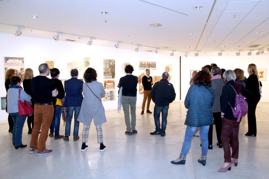 Inauguración Exposición Colección IVAM "Escribir con Luz" - Imagen vista panorámica del público asistente a la exposición.