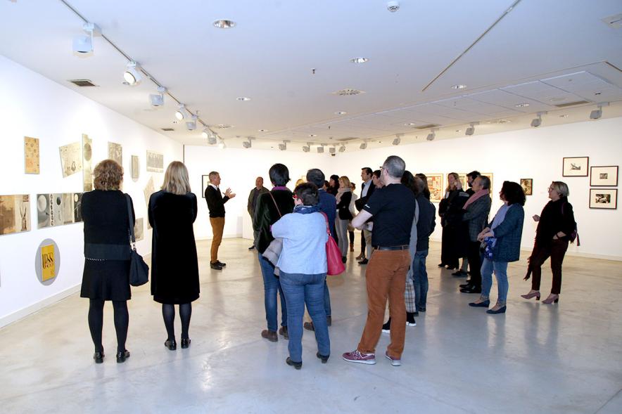 Inauguración Exposición Colección IVAM "Escribir con Luz" -  Imagen vista panorámica del público asistente a la exposición.