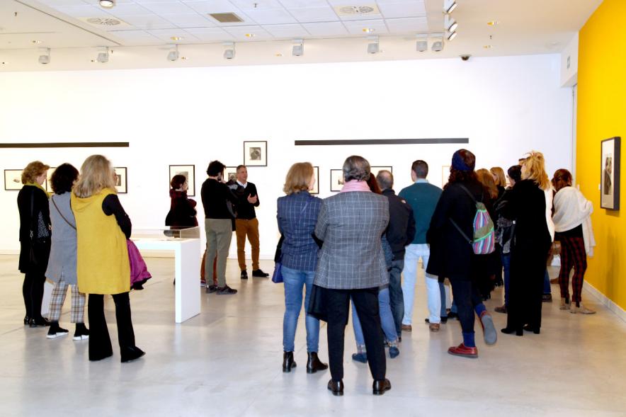 Inauguración Exposición Colección IVAM "Escribir con Luz" - Imagen vista panorámica del público asistente a la exposición.