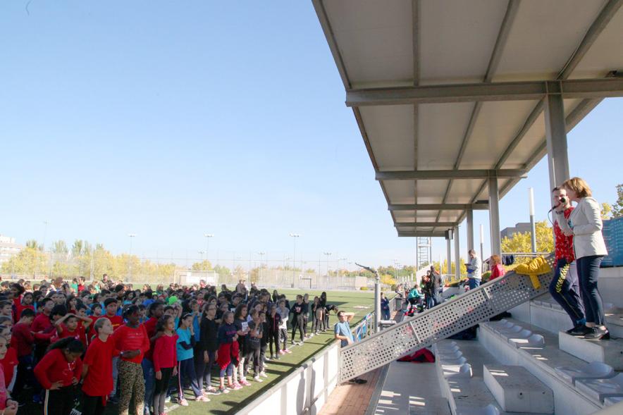 IX Encuentros Lúdico-Deportivos por la Igualdad - Imagen panorámica donde vemos el palco de autoridades y el césped con todos los participantes.