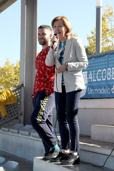 IX Encuentros Lúdico-Deportivos por la Igualdad - Imagen de las autoridades animando con su discurso a los niños.