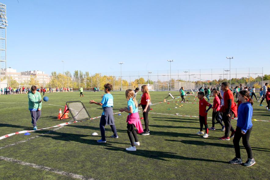 IX Encuentros Lúdico-Deportivos por la Igualdad - Imagen de varios niños en un momento de un juego.