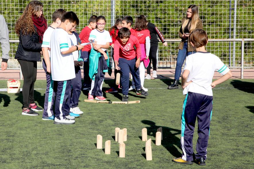 IX Encuentros Lúdico-Deportivos por la Igualdad - Imagen de unos niños en un momento del juego del kubb.