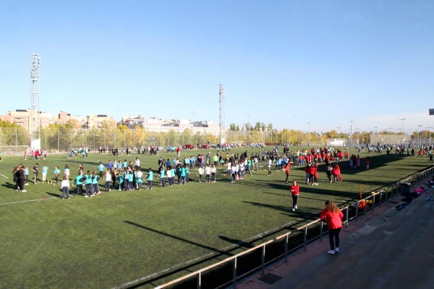 IX Encuentros Lúdico-Deportivos por la Igualdad - Imagen panorámica del césped con todos los participantes.