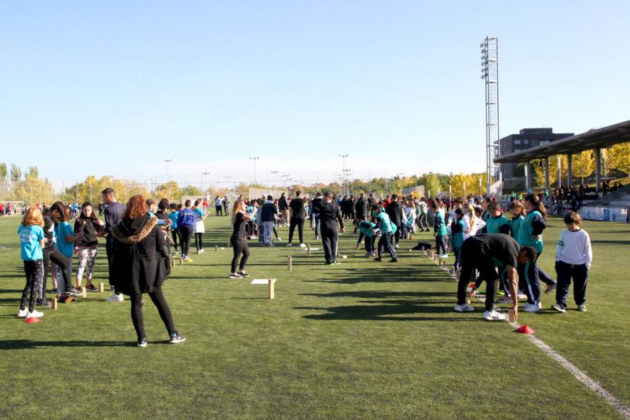 IX Encuentros Lúdico-Deportivos por la Igualdad - Imagen de varios grupos de niños realizando diferentes juegos.