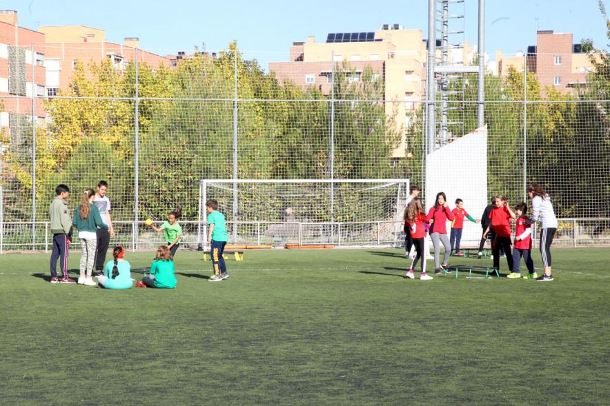 IX Encuentros Lúdico-Deportivos por la Igualdad - Imagen de varios grupos de niños realizando diferentes juegos.