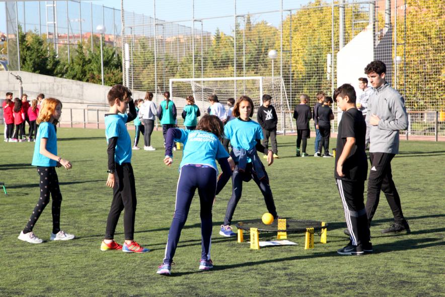 IX Encuentros Lúdico-Deportivos por la Igualdad - Imagen de unos niños en un momento del juego del kubb.