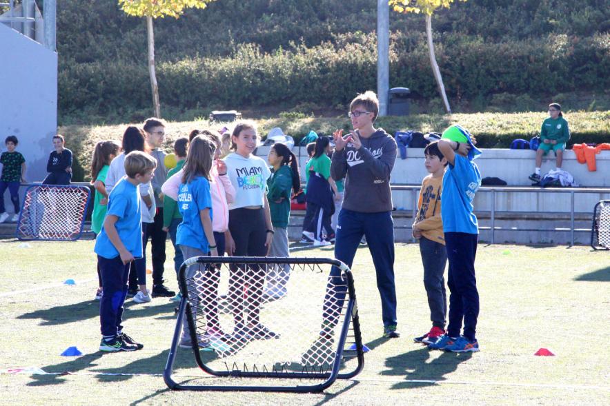 IX Encuentros Lúdico-Deportivos por la Igualdad - Imagen de varios niños en un momento de un juego.