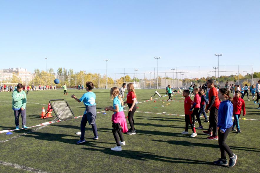 IX Encuentros Lúdico-Deportivos por la Igualdad - Imagen de varios niños en un momento de un juego.