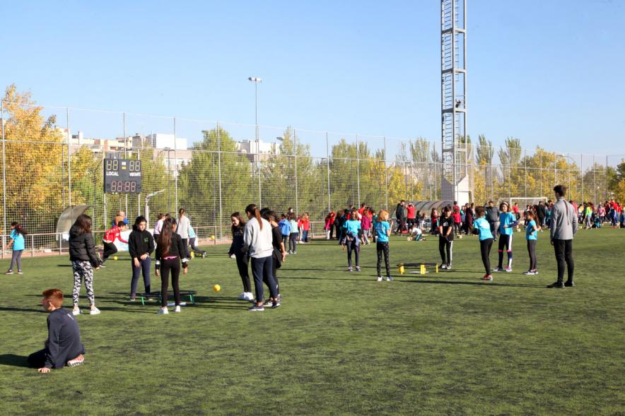 IX Encuentros Lúdico-Deportivos por la Igualdad - Imagen de varios grupos de niños realizando diferentes juegos.
