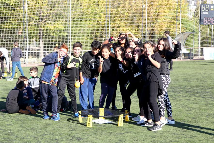IX Encuentros Lúdico-Deportivos por la Igualdad - Imagen de varios niños posando y saludando a la cámara.