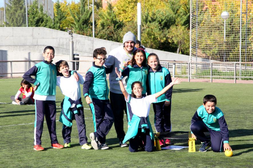 IX Encuentros Lúdico-Deportivos por la Igualdad - Imagen de varios niños posando y saludando a la cámara.