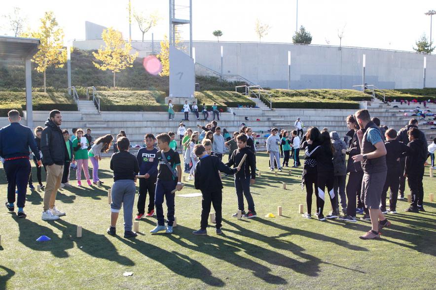 IX Encuentros Lúdico-Deportivos por la Igualdad - Imagen de varios grupos de niños realizando diferentes juegos.