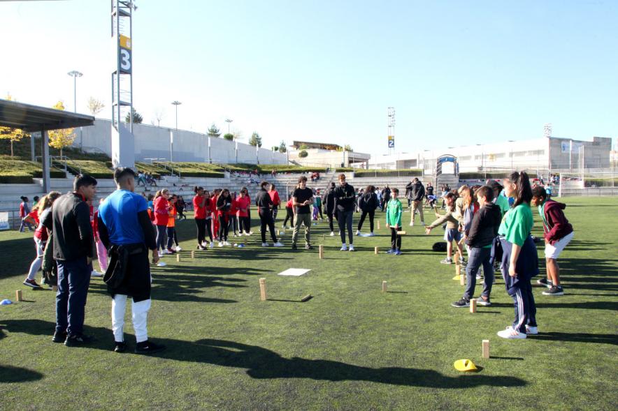 IX Encuentros Lúdico-Deportivos por la Igualdad - Imagen de varios niños en un momento de un juego.