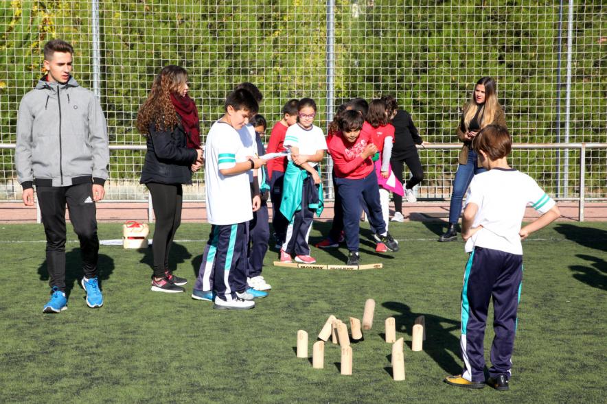 IX Encuentros Lúdico-Deportivos por la Igualdad - Imagen de unos niños en un momento del juego del kubb.