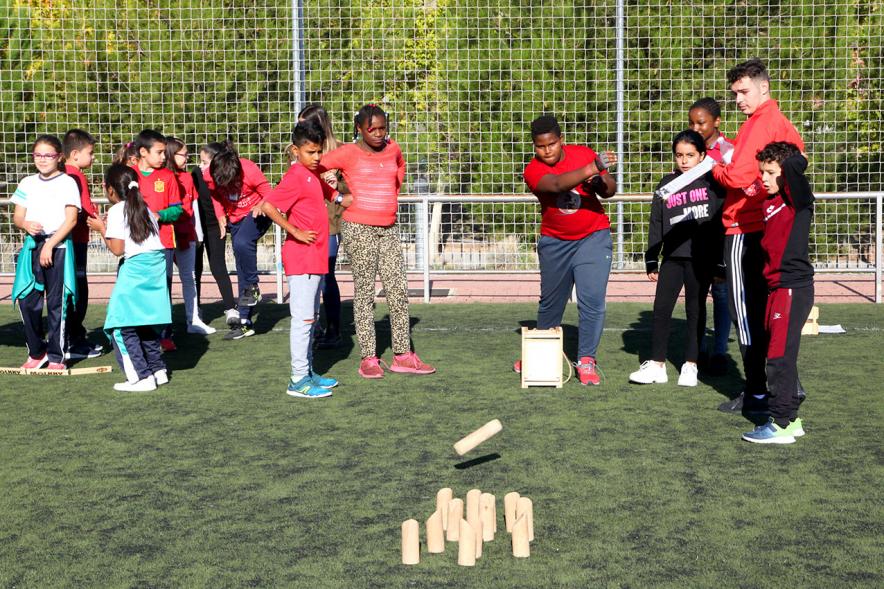 IX Encuentros Lúdico-Deportivos por la Igualdad - Imagen de unos niños en un momento del juego del kubb.