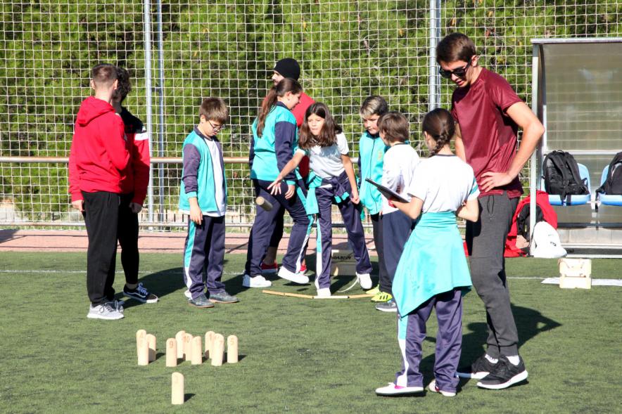 IX Encuentros Lúdico-Deportivos por la Igualdad - Imagen de unos niños en un momento del juego del kubb.