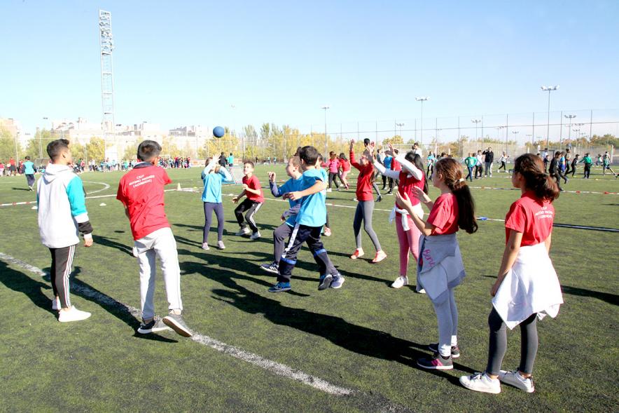IX Encuentros Lúdico-Deportivos por la Igualdad - Imagen de varios niños en un momento de un juego.