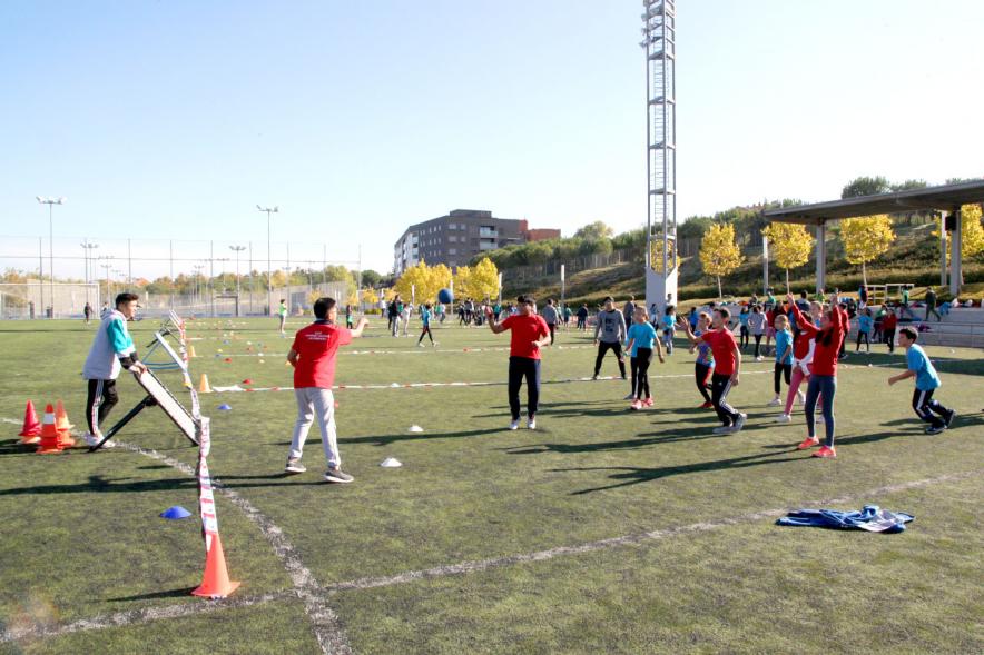 IX Encuentros Lúdico-Deportivos por la Igualdad - Imagen de varios niños en un momento de un juego.