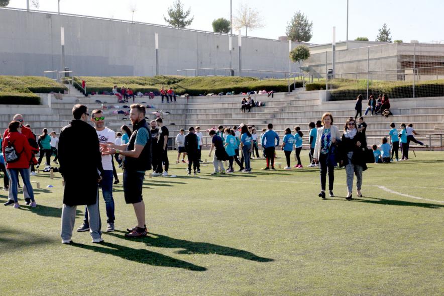 IX Encuentros Lúdico-Deportivos por la Igualdad - Imagen de diferentes personas sobre el césped.
