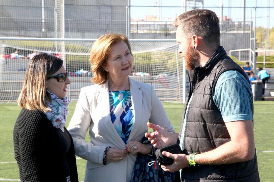 IX Encuentros Lúdico-Deportivos por la Igualdad - Imagen de la concejala de deportes María Espín y otras autoridades charlando sobre el césped.