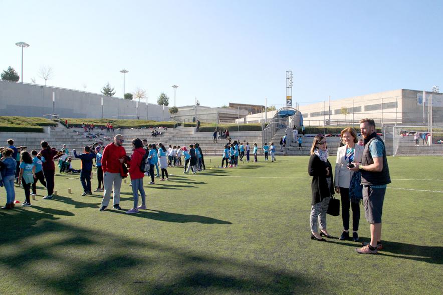 IX Encuentros Lúdico-Deportivos por la Igualdad - Imagen lejana de la concejala de deportes María Espín y otras autoridades charlando sobre el césped.