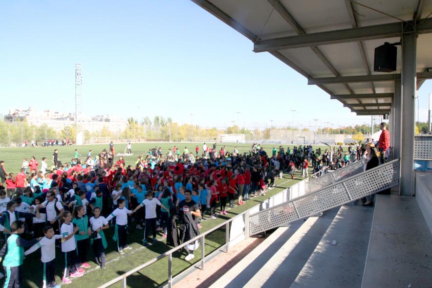 IX Encuentros Lúdico-Deportivos por la Igualdad - Imagen panorámica donde vemos el palco de autoridades y el césped con todos los participantes.