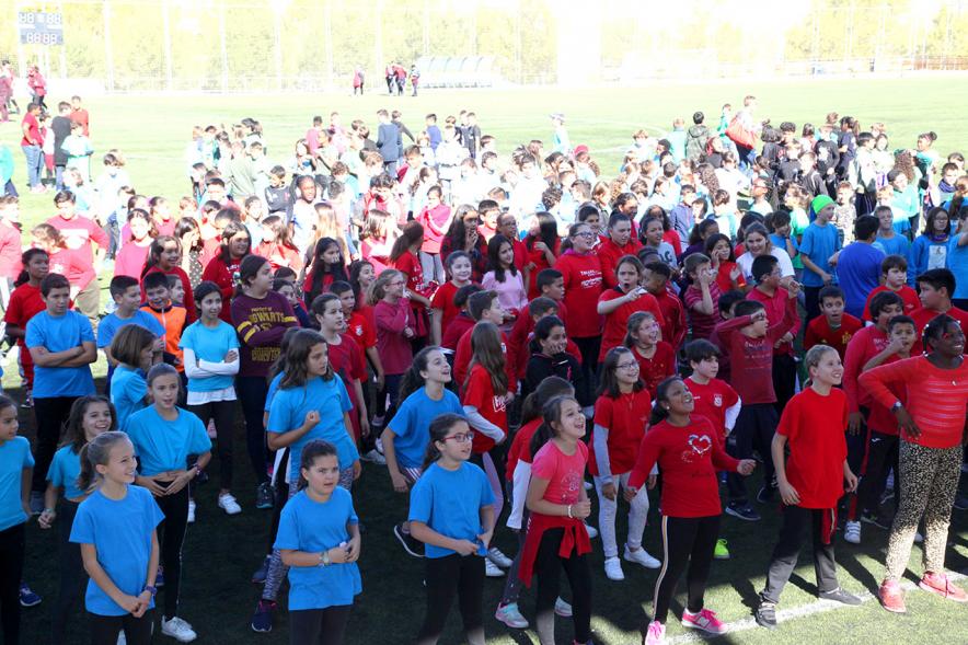 IX Encuentros Lúdico-Deportivos por la Igualdad - Imagen panorámica de los niños participantes.