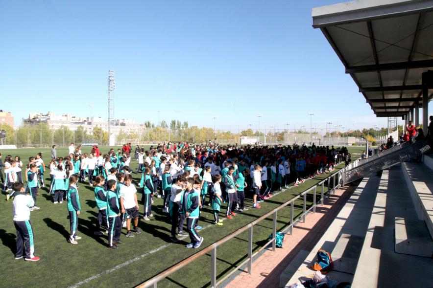 IX Encuentros Lúdico-Deportivos por la Igualdad - Imagen de todos los participantes en los encuentros delante del palco.
