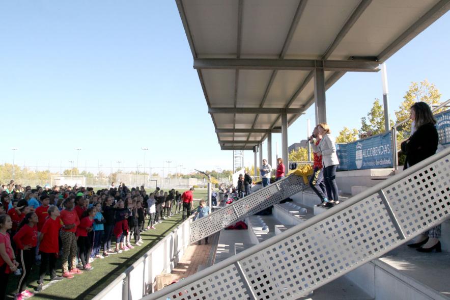 IX Encuentros Lúdico-Deportivos por la Igualdad - Imagen panorámica donde vemos el palco de autoridades y el césped con todos los participantes.