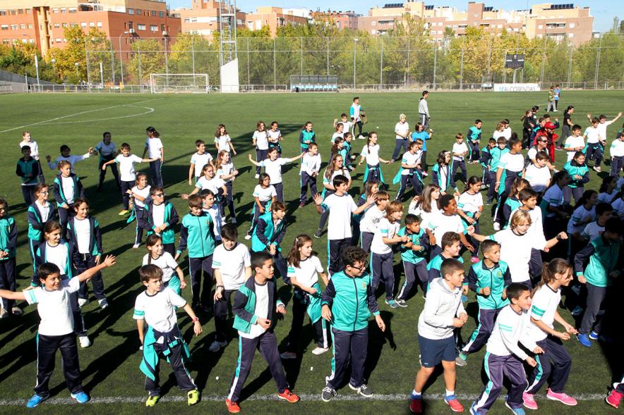 IX Encuentros Lúdico-Deportivos por la Igualdad - Imagen de los participantes haciendo una especie de baile.