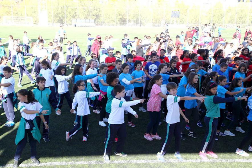 IX Encuentros Lúdico-Deportivos por la Igualdad - Imagen de los participantes haciendo una especie de baile.