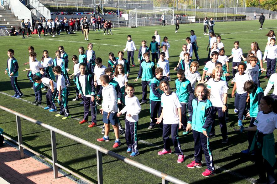 IX Encuentros Lúdico-Deportivos por la Igualdad - Imagen panorámica de los niños participantes.