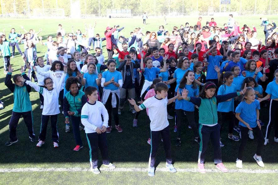 IX Encuentros Lúdico-Deportivos por la Igualdad - Imagen de los participantes haciendo una especie de baile.