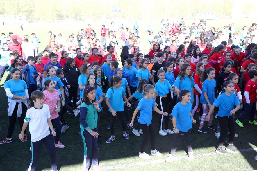 IX Encuentros Lúdico-Deportivos por la Igualdad - Imagen de los participantes haciendo una especie de baile.