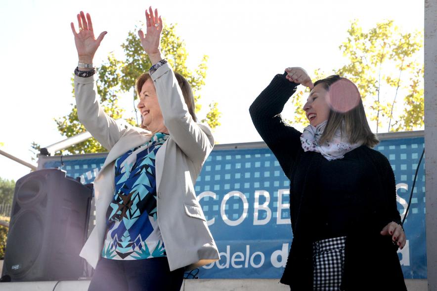 IX Encuentros Lúdico-Deportivos por la Igualdad - Imagen de la concejala de deportes María Espín y otras autoridades haciendo una especie de baile.