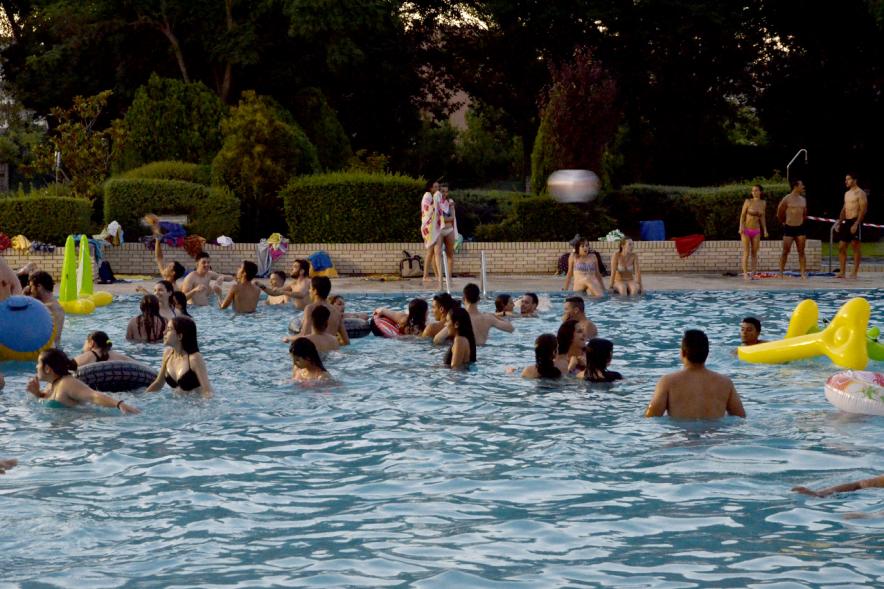Asistentes nadando en la piscina