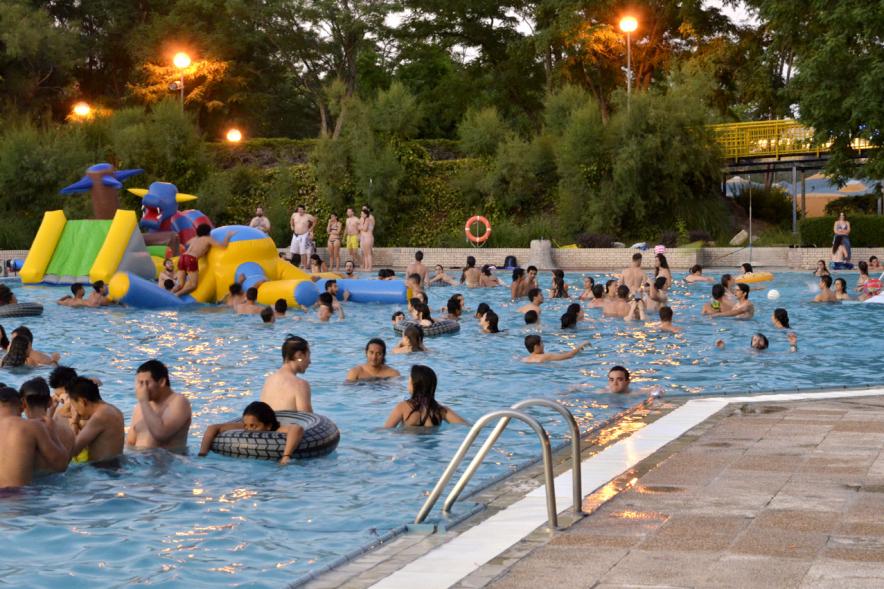 Asistentes disfrutando de la piscina