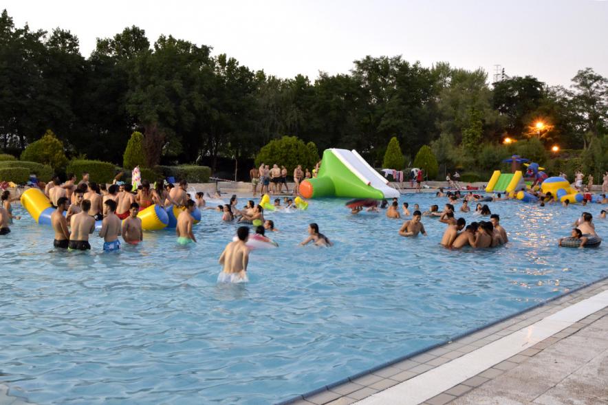 Asistentes disfrutando de la piscina