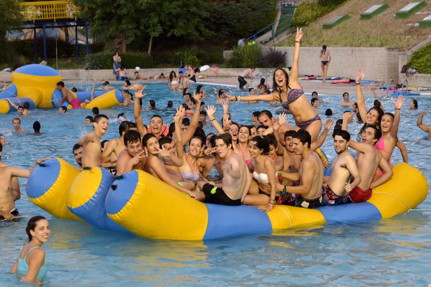 Jóvenes subidos en una colchoneta hinchable