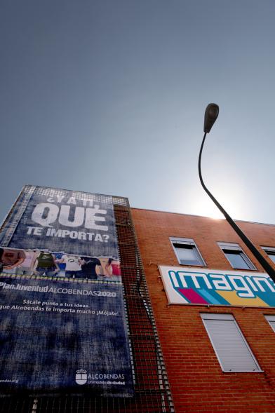 Detalle de la fachada del centro imagina en Alcobendas
