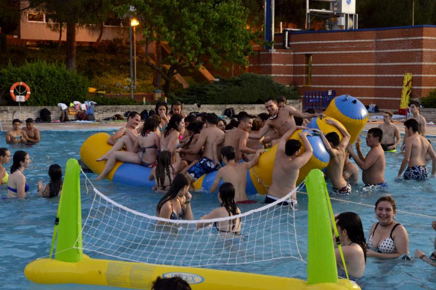 Jóvenes jugando en el agua