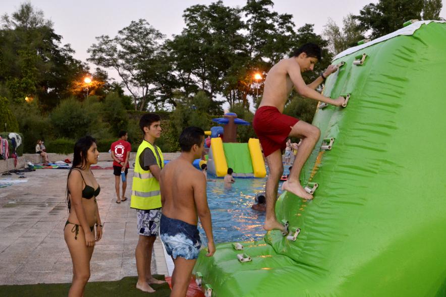 Jóvenes subiéndose a un hinchable