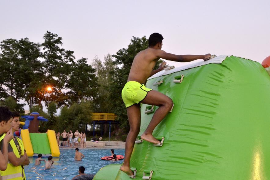 Joven subiéndose a un hinchable