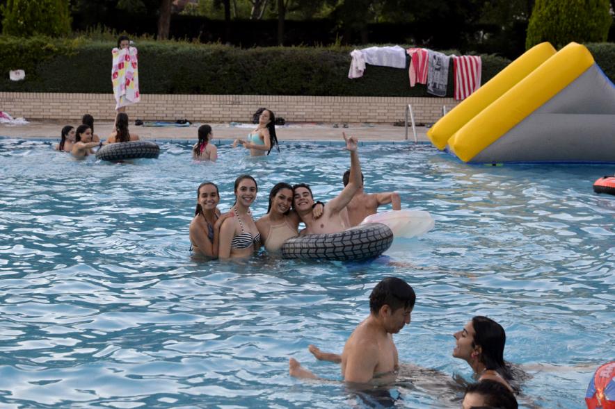 Jóvenes en la piscina